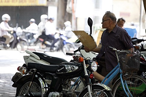 Nắng nóng như đổ lửa ở Hà Nội