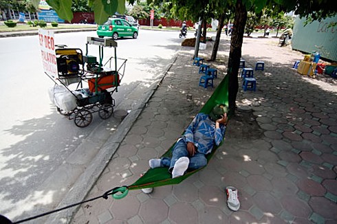 Nắng nóng như đổ lửa ở Hà Nội