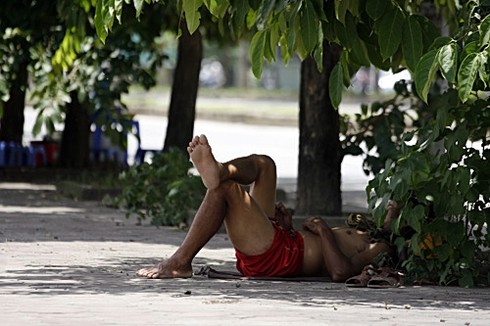Nắng nóng như đổ lửa ở Hà Nội