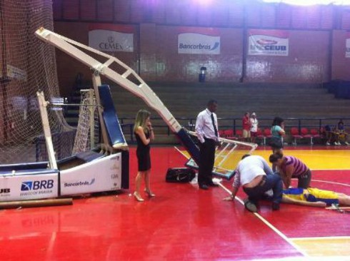 Vận động viên chết vì trụ bóng rổ ngã đè gãy cổ