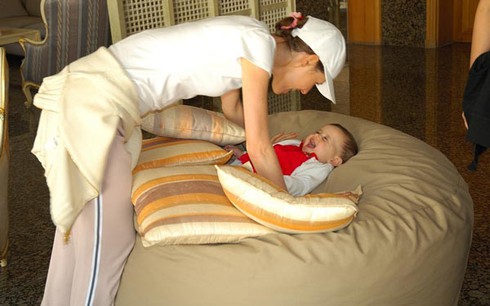 Truyền thông phương Tây đăng hình ảnh hạnh phúc của gia đình Tổng thống Assad