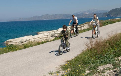 Truyền thông phương Tây đăng hình ảnh hạnh phúc của gia đình Tổng thống Assad