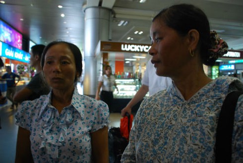 Người thân xúc động chờ đón thuyền viên thoát khỏi hải tặc Somalia tại sân bay Nội Bài