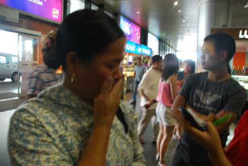 Người thân xúc động chờ đón thuyền viên thoát khỏi hải tặc Somalia tại sân bay Nội Bài