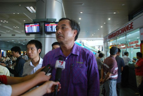 Người thân xúc động chờ đón thuyền viên thoát khỏi hải tặc Somalia tại sân bay Nội Bài