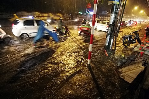 Đường phố Thủ đô ngập do ảnh hưởng của bão Vicente