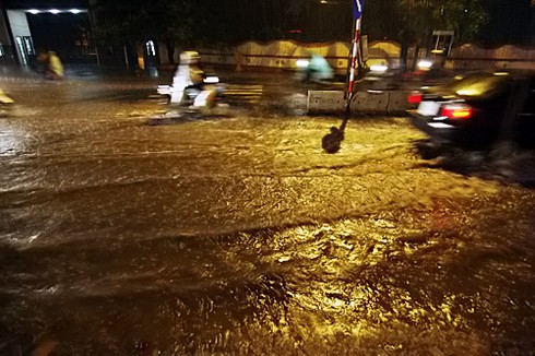 Đường phố Thủ đô ngập do ảnh hưởng của bão Vicente
