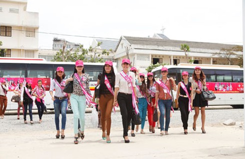 Người đẹp Miss Sport 2012 thăm người có công
