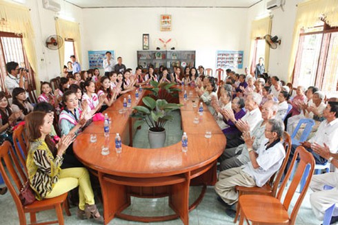 Người đẹp Miss Sport 2012 thăm người có công