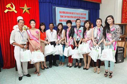 Người đẹp Miss Sport 2012 thăm người có công