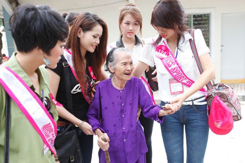 Người đẹp Miss Sport 2012 thăm người có công