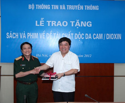 Bộ TT&TT tặng sách `Nửa thế kỷ một nỗi đau`