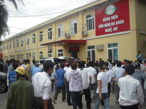 Y tá làm bệnh nhân ngã chết, hàng chục người vây bệnh viện