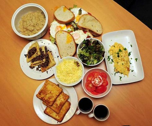 Sức ăn bằng 6 người thường giúp Michael Phelps thống trị làng bơi