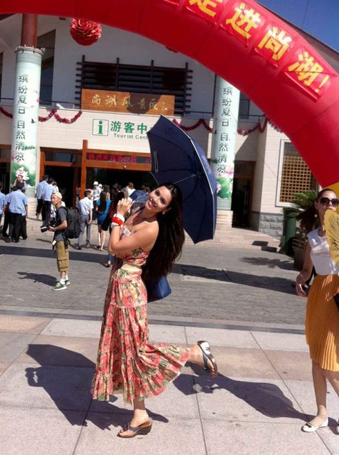 Hoàng My ngoạn cảnh hồ sen