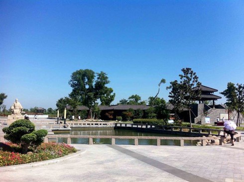 Hoàng My ngoạn cảnh hồ sen