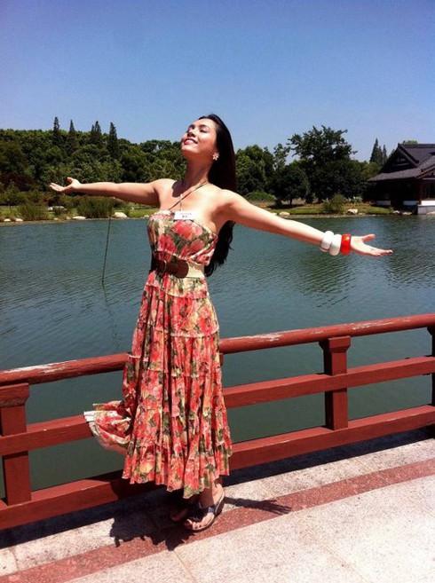 Hoàng My ngoạn cảnh hồ sen