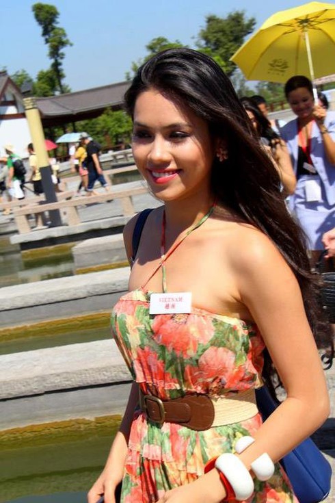 Hoàng My ngoạn cảnh hồ sen