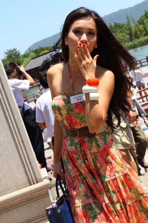 Hoàng My ngoạn cảnh hồ sen