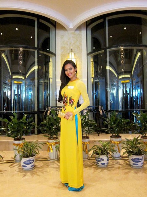 Hoàng My ngoạn cảnh hồ sen