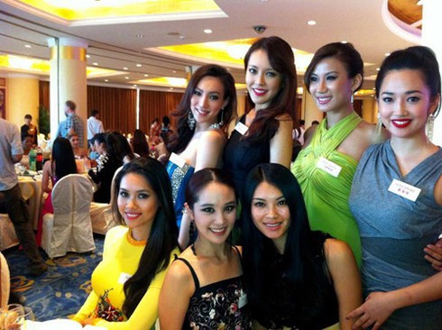 Hoàng My ngoạn cảnh hồ sen