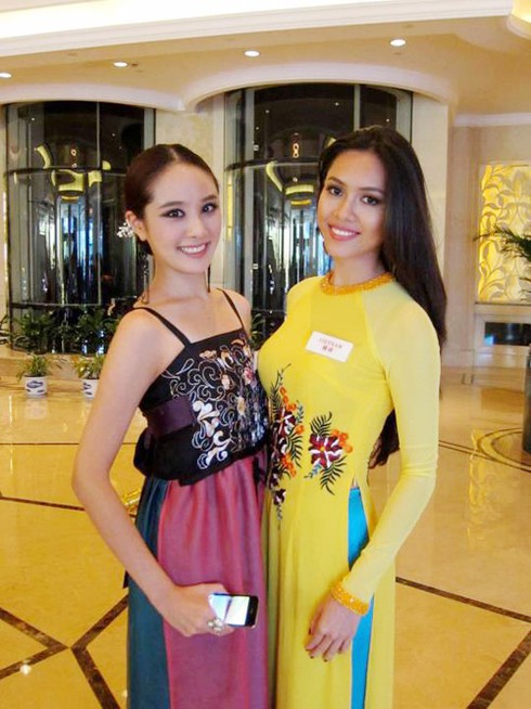 Hoàng My ngoạn cảnh hồ sen
