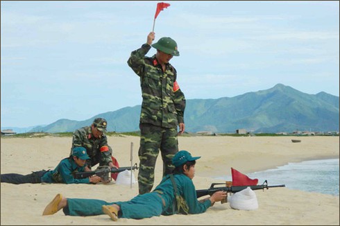 Cận cảnh dân quân tự vệ bắn mục tiêu trên biển