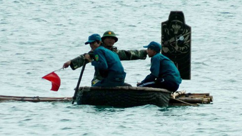 Cận cảnh dân quân tự vệ bắn mục tiêu trên biển