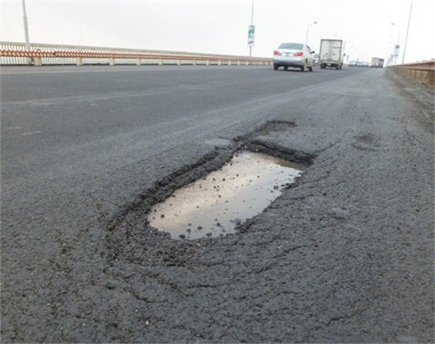 Mặt cầu Thăng Long hư hỏng nghiêm trọng gây nguy hiểm