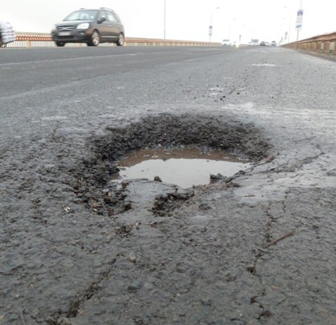 Mặt cầu Thăng Long hư hỏng nghiêm trọng gây nguy hiểm