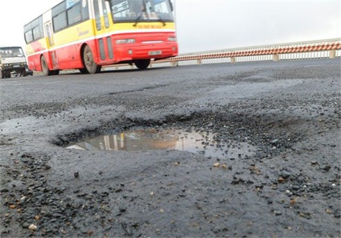 Mặt cầu Thăng Long hư hỏng nghiêm trọng gây nguy hiểm