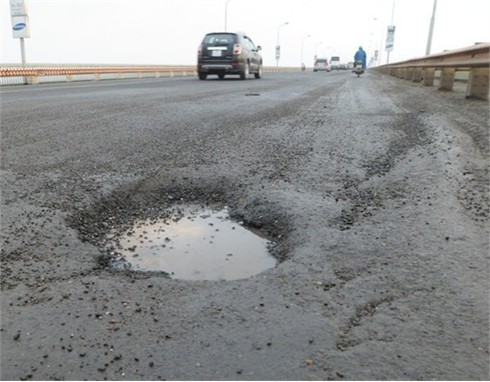 Mặt cầu Thăng Long hư hỏng nghiêm trọng gây nguy hiểm