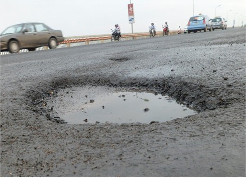 Mặt cầu Thăng Long hư hỏng nghiêm trọng gây nguy hiểm