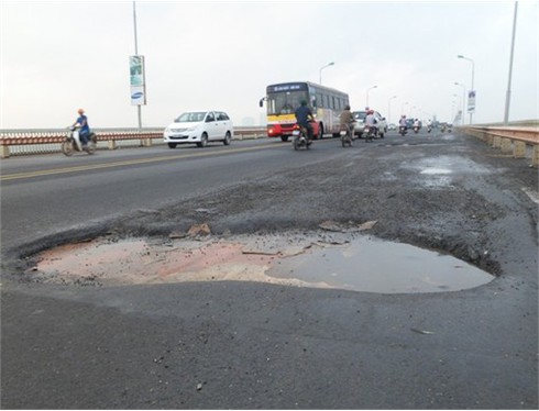 Mặt cầu Thăng Long hư hỏng nghiêm trọng gây nguy hiểm