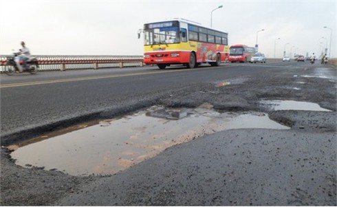 Mặt cầu Thăng Long hư hỏng nghiêm trọng gây nguy hiểm