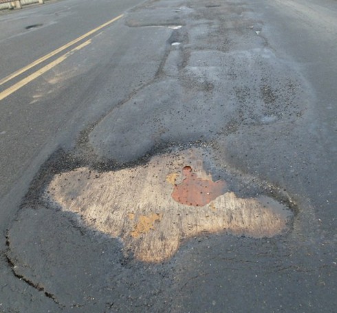 Mặt cầu Thăng Long hư hỏng nghiêm trọng gây nguy hiểm