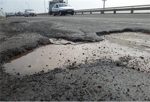 Mặt cầu Thăng Long hư hỏng nghiêm trọng gây nguy hiểm