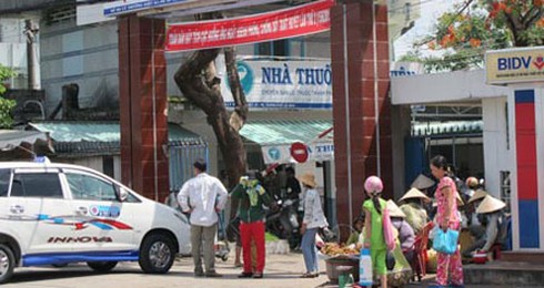 Gia đình sản phụ 'quây' bệnh viện