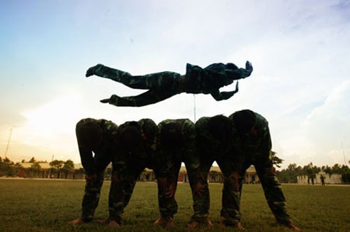 'Đột kích' doanh trại đặc công miền Tây