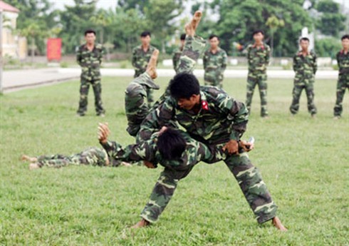 'Đột kích' doanh trại đặc công miền Tây