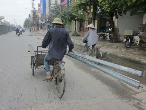 Vừa lái xe vừa ôm `vũ khí` băng băng giữa phố