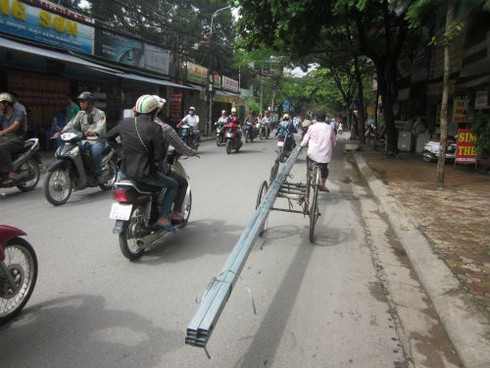 Vừa lái xe vừa ôm `vũ khí` băng băng giữa phố