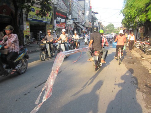 Vừa lái xe vừa ôm `vũ khí` băng băng giữa phố