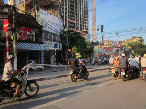 Vừa lái xe vừa ôm `vũ khí` băng băng giữa phố