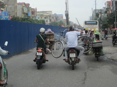 Vừa lái xe vừa ôm `vũ khí` băng băng giữa phố