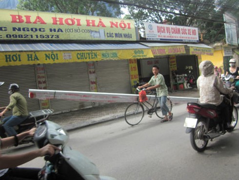 Vừa lái xe vừa ôm `vũ khí` băng băng giữa phố