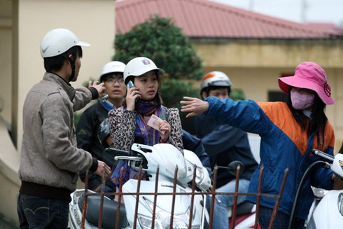 Gọi điện thoại di động ở cây xăng bị phạt 5 triệu đồng