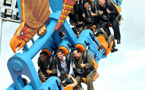 Một nhà ngoại giao Anh đu quay với Kim Jong-un ở công viên