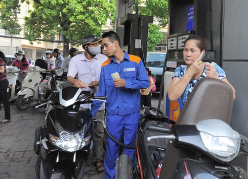 Chủ cây xăng lo khó phạt người dùng điện thoại