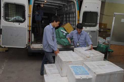 Giá xăng `nhảy múa`: Bưu chính thêm khó!